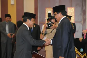 30 TAHUN KEPALA BKPSDM DIANUGERAHI SATYALENCANA KARYA SATYA