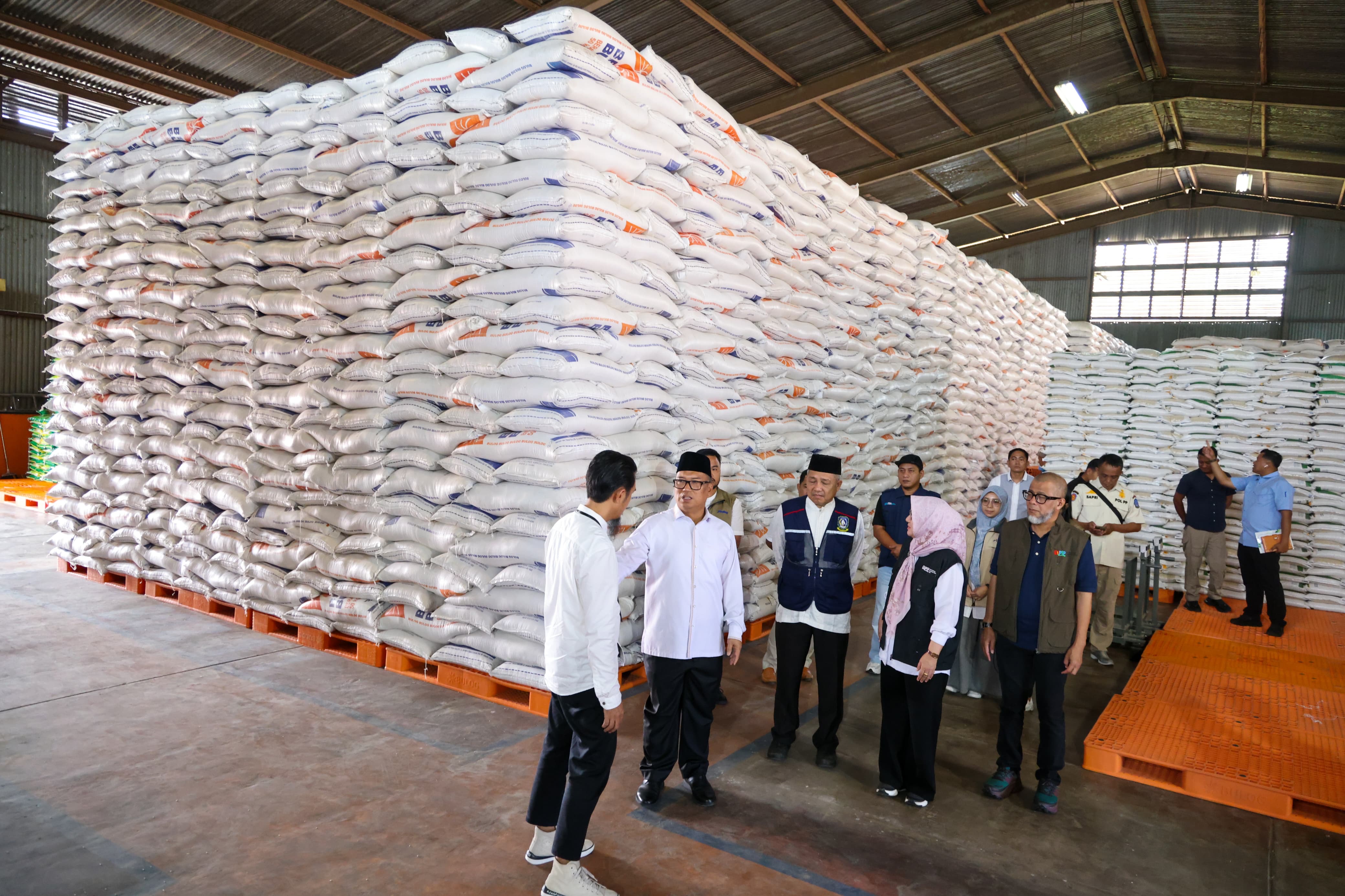 Tinjau Kesiapan Mudik dan Pangan, Wagub Nyanyang Pastikan Pelayaran Lancar dan Stok Beras Aman 3 Bulan ke Depan
