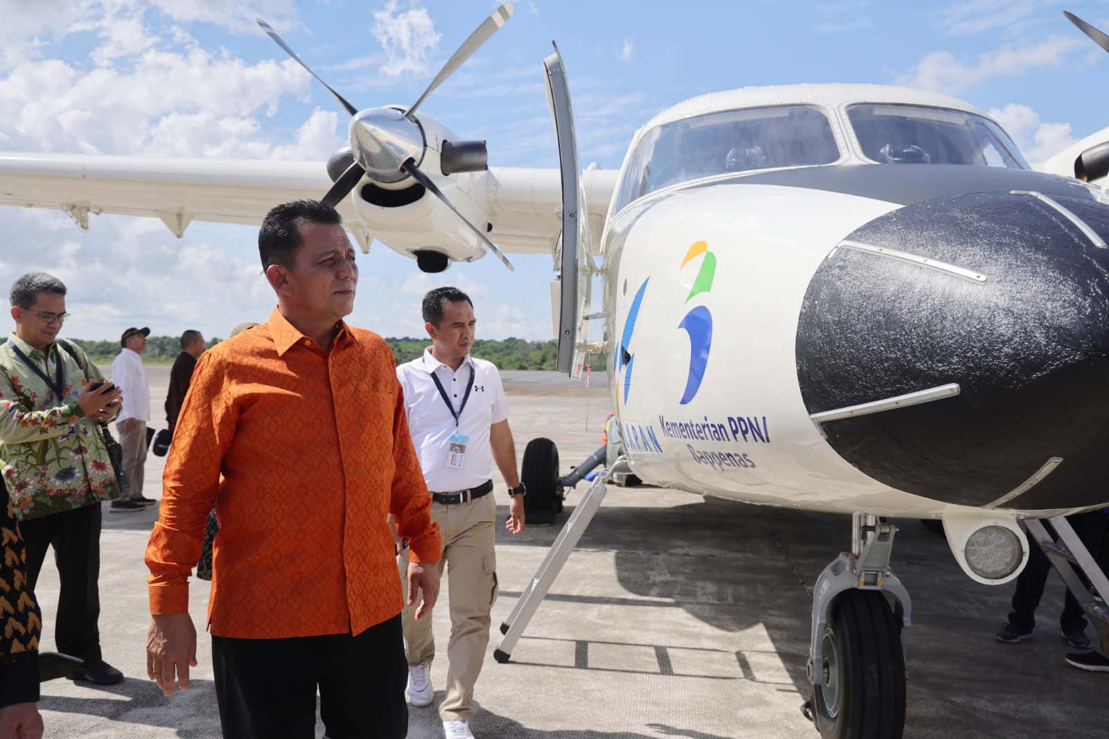 Gubernur Ansar Jajal Pesawat N219 Buatan PTDI