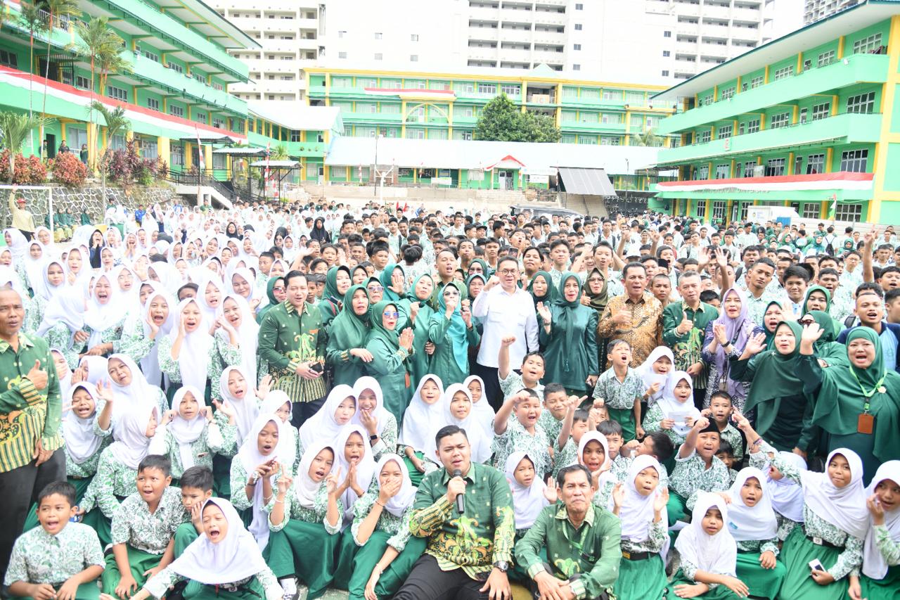 Gubernur Ansar Dampingi Mendag RI Budi Santoso Tinjau Siswa Penerima Manfaat MBG di Sekolah Ibnu Sina Batam
