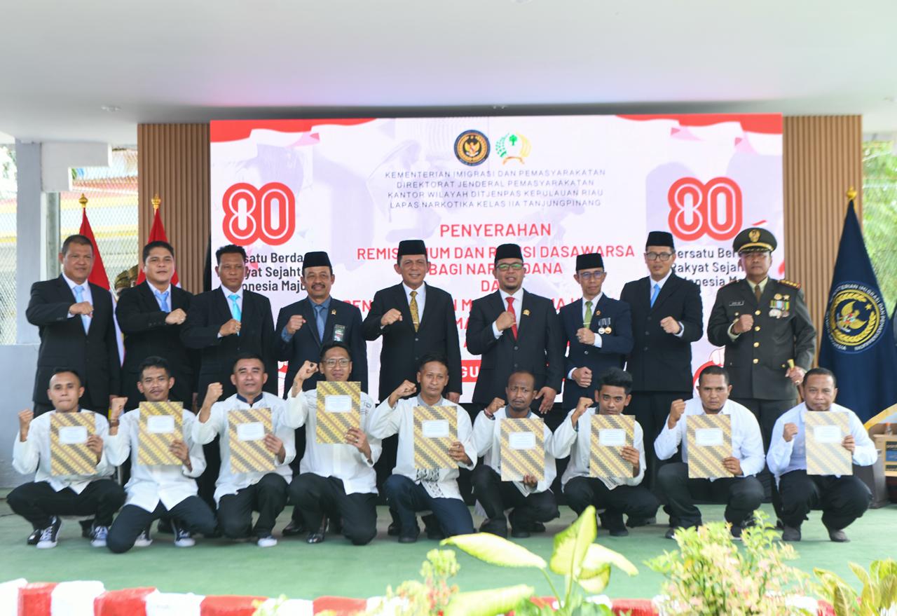 Peringati Kemerdekaan ke-80 RI, Gubernur Ansar Serahkan Remisi dan Pengurangan Masa Pidana