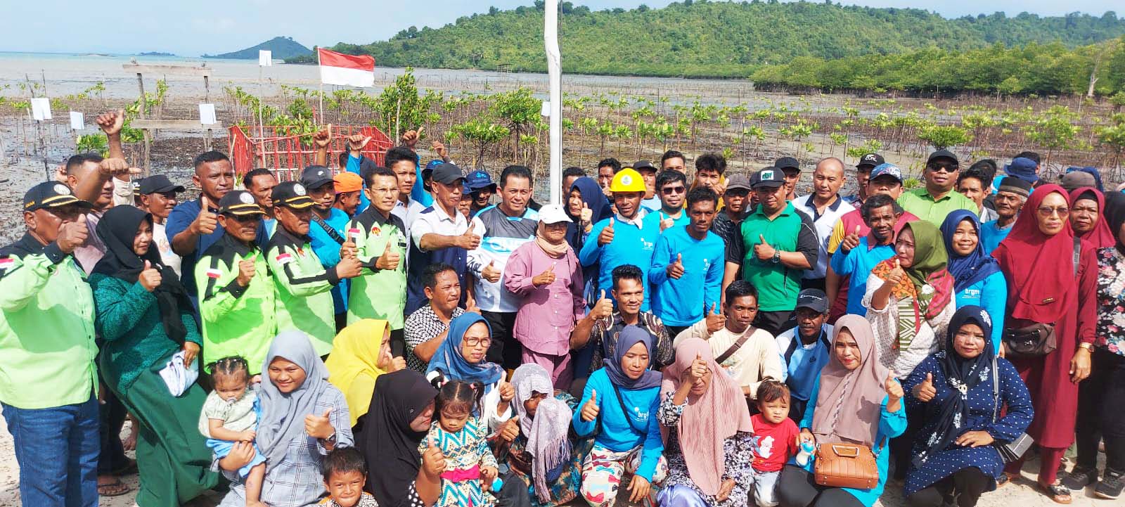 Gubernur Ansar Menanam Mangrove di Kawasan Mangrove Presiden Bersama Masyarakat Setokok, Kota Batam