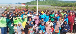 Gubernur Ansar Menanam Mangrove di Kawasan Mangrove Presiden Bersama Masyarakat Setokok, Kota Batam