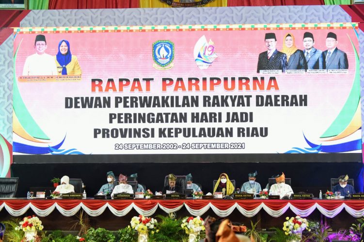 Gubernur Hadiri Sidang Paripurna HUT Kepri ke-19
