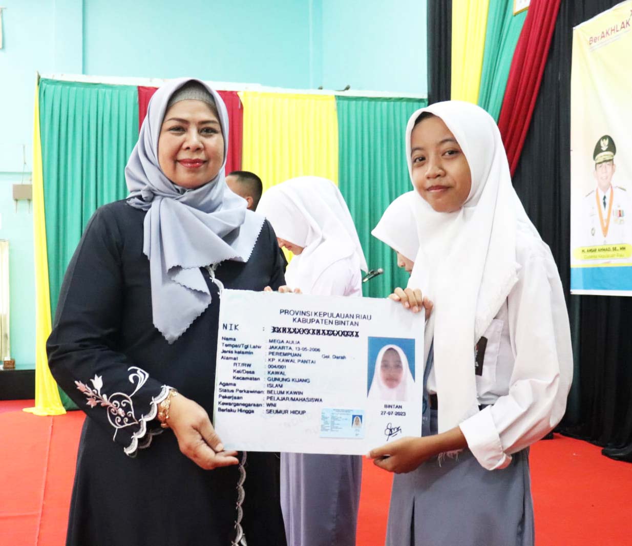Dewi Ansar Serahkan KTP-El Kepada Siswa-Siswi SMA N 1 Toapaya, Bintan