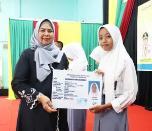 Dewi Ansar Serahkan KTP-El Kepada Siswa-Siswi SMA N 1 Toapaya, Bintan