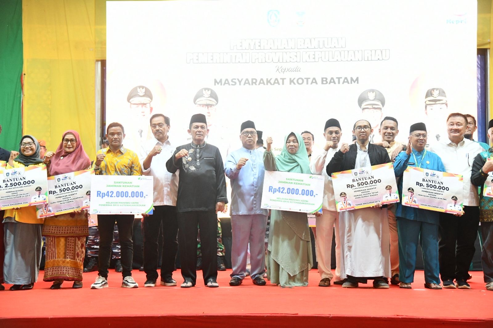 Dari UMKM hingga Beasiswa, Bantuan Pemprov Kepri Diserahkan Gubernur Ansar untuk Warga Batam