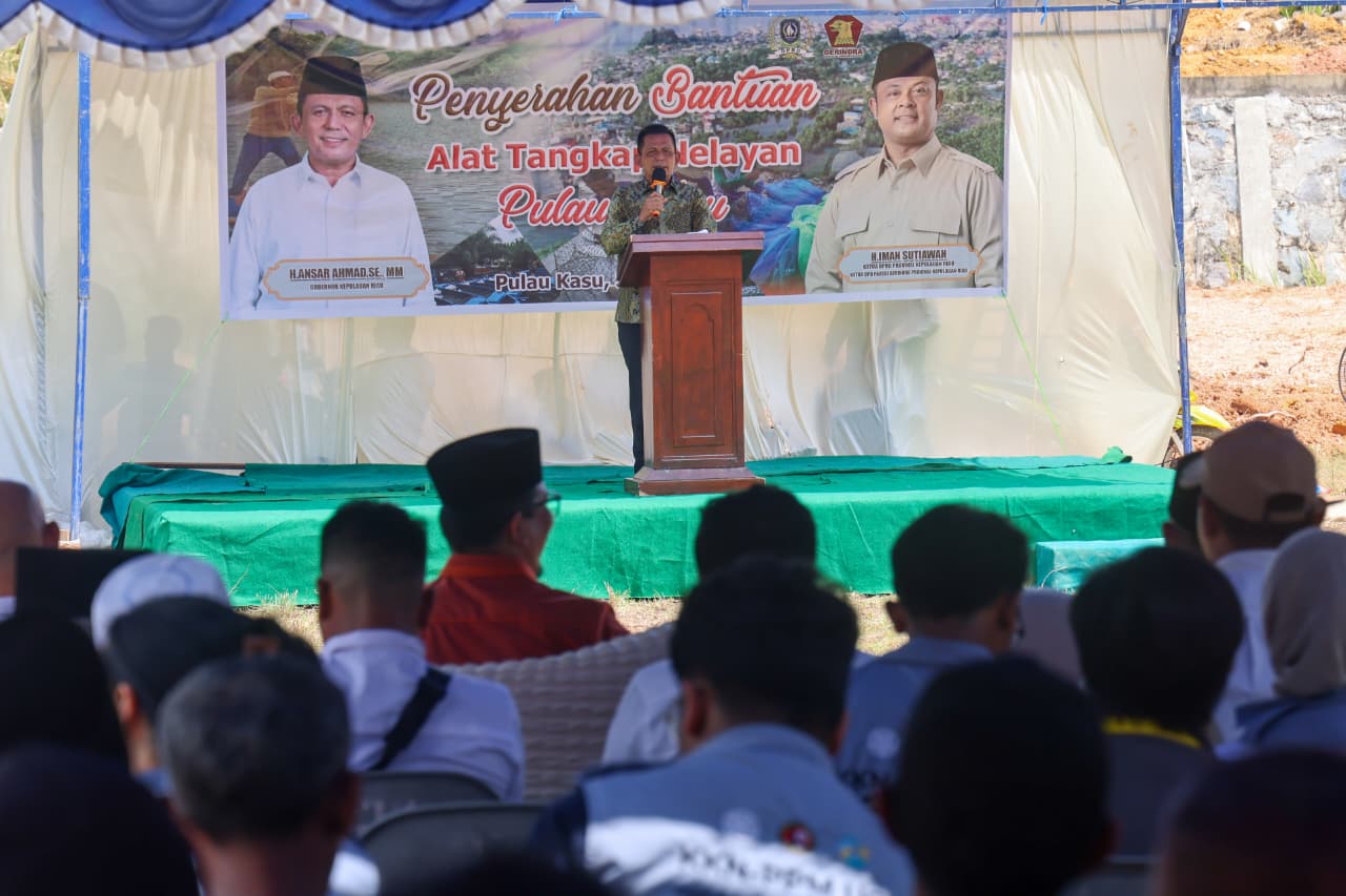 Gubernur Ansar dan Ketua DPRD Kepri Serahkan Bantuan untuk Nelayan di Pulau Kasu