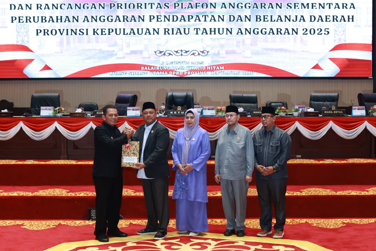 Gubernur Kepri Sampaikan Rancangan Perubahan KUA dan PPAS 2025 dalam Rapat Paripurna DPRD