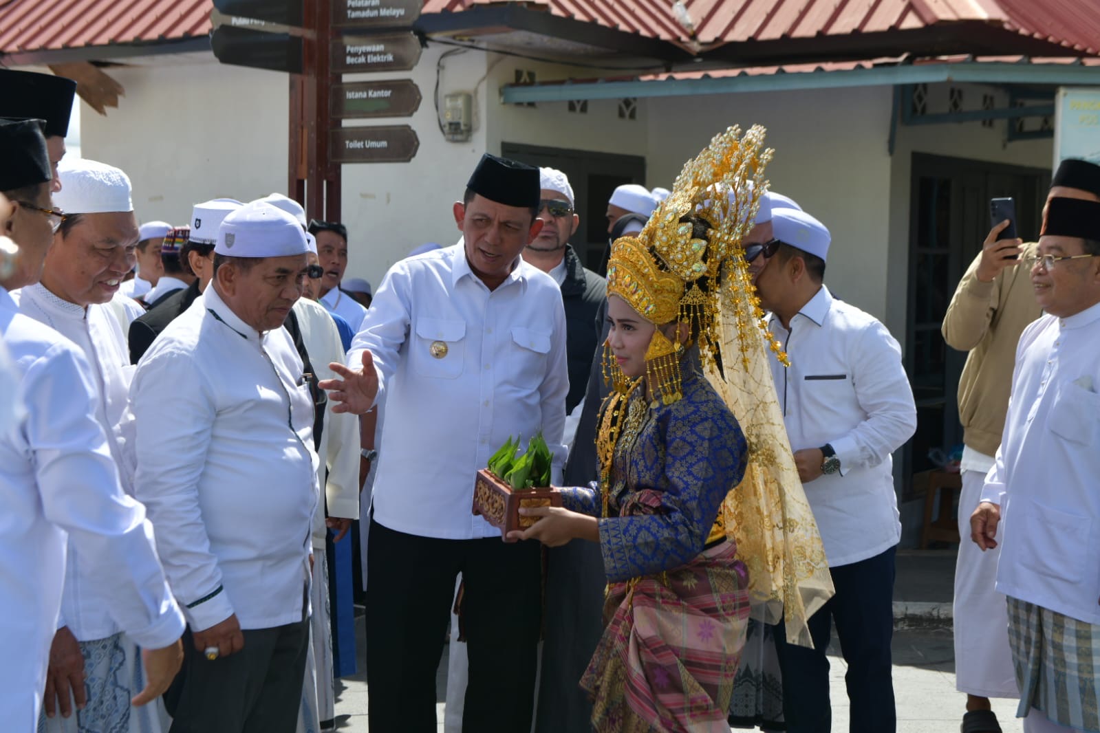 Gubernur Ansar Hadiri Haul Syekh Syihabuddin di Pulau Penyengat, Ribuan Jemaah Padati Masjid Sultan Riau