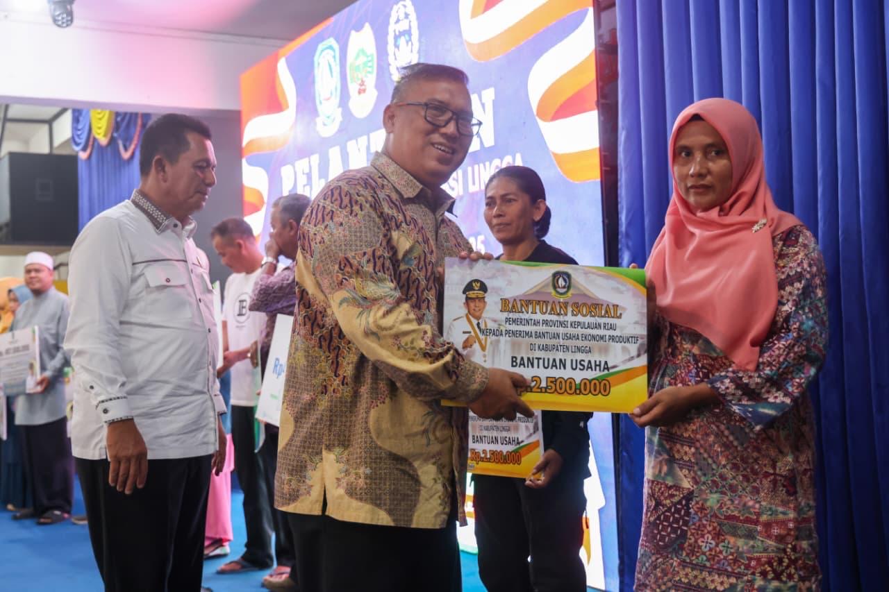 Pemprov Kepri Salurkan Bantuan untuk Masyarakat Lingga, Gubernur Ansar: Wujud Hadirnya Negara di Tengah Rakyat