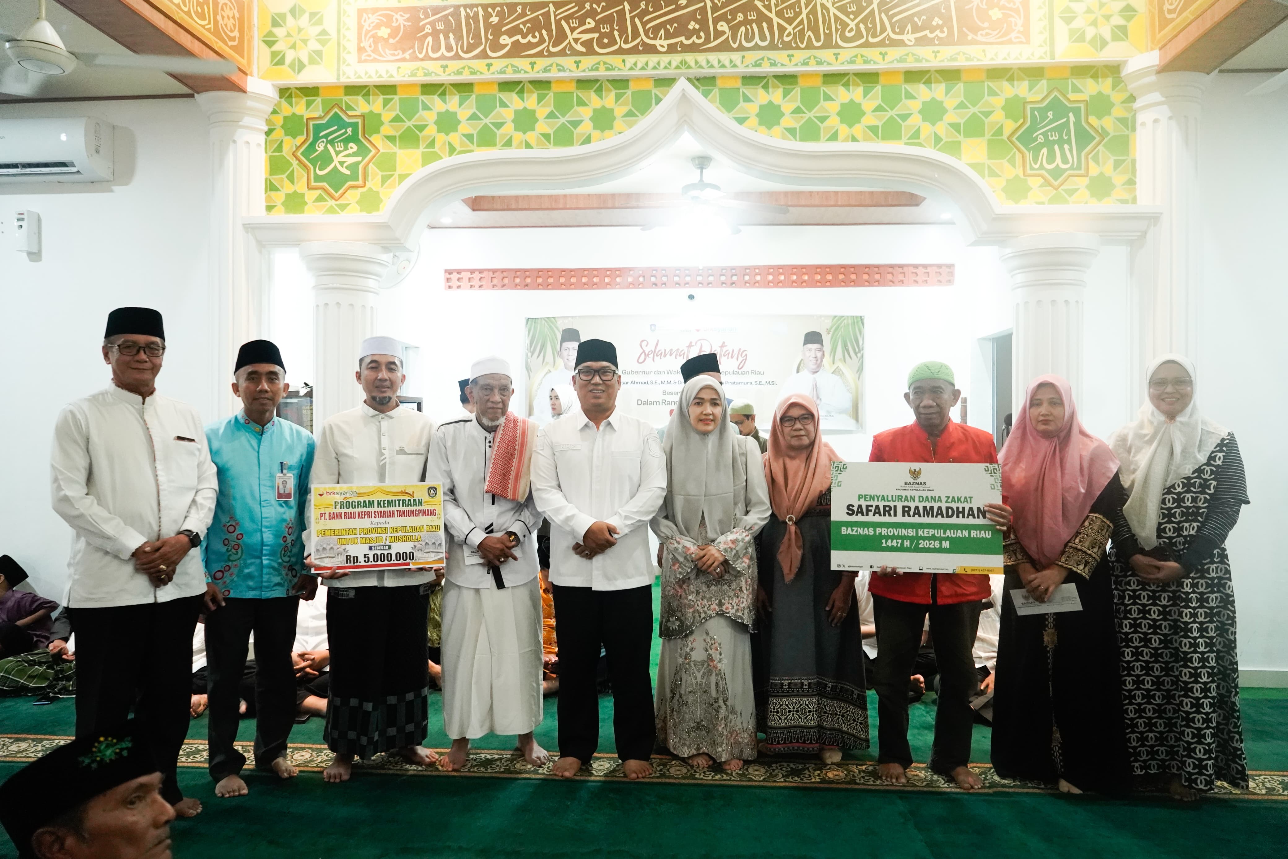 Wagub Nyanyang Safari Ramadan di Dua Masjid Batam, Serahkan Bantuan untuk Yatim dan Dhuafa