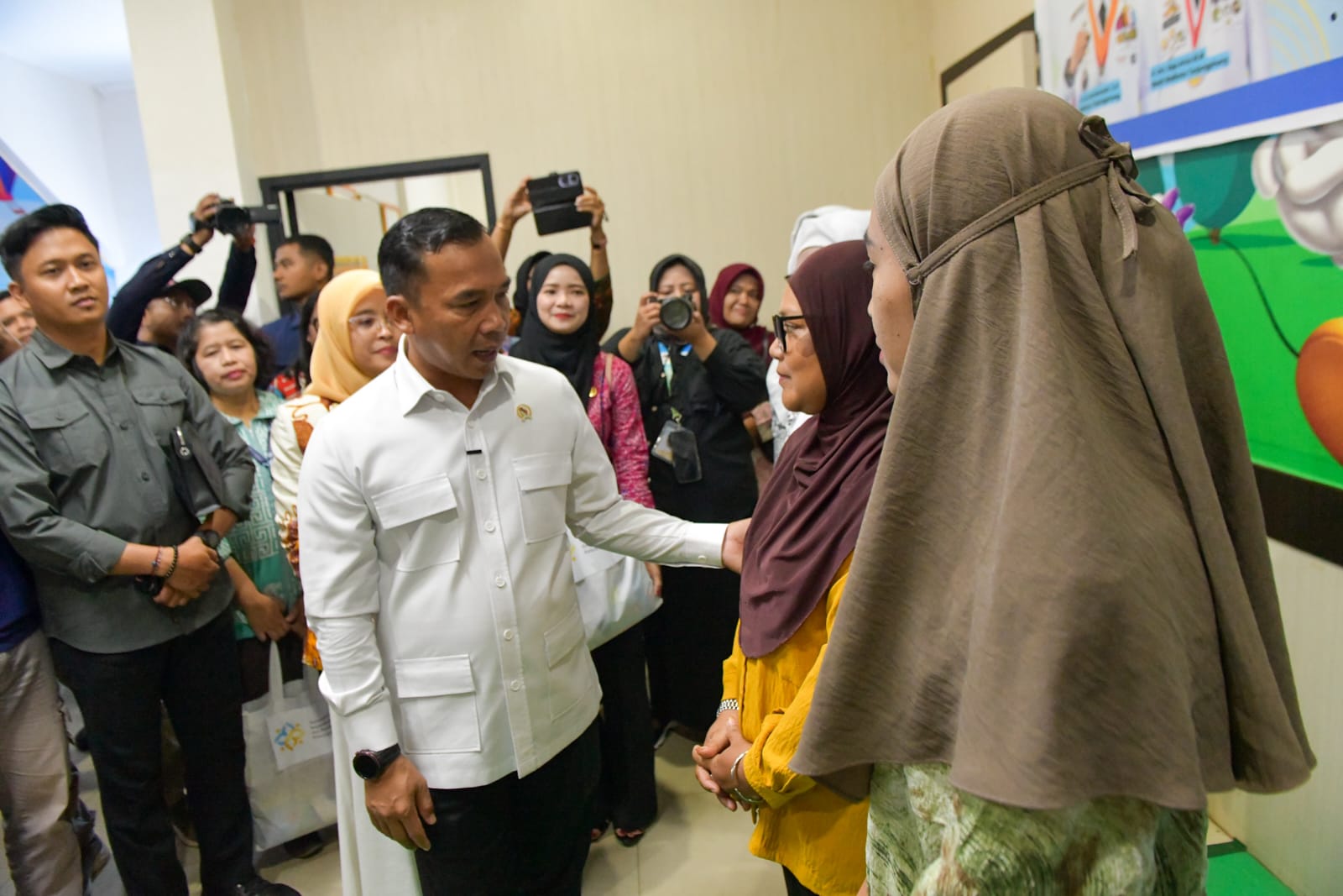 Menteri Wihaji dan Gubernur Ansar Tinjau Pelayanan KB Gratis di Puskesmas Batu X