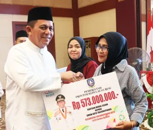 Pemprov Kepri Serahkan Bantuan Usaha Cuma-Cuma Senilai Rp1,965 Miliar kepada 1.965 UMKM se Kota Tanjungpinang