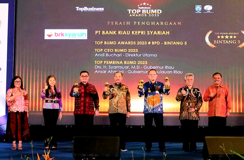 Gubernur Ansar kembali terima Penghargaan TOP BUMD Awards