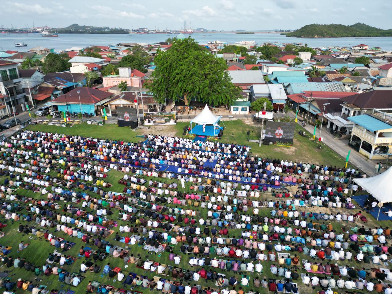 Gubernur Ansar Sholat Idulfitri Bersama Masyarakat Batam