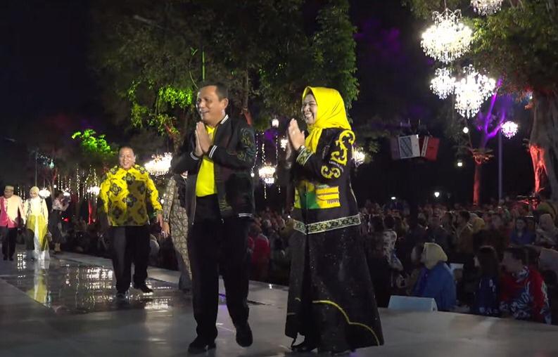 Gubernur Ansar & Istri Tampil Diatas Catwalk Dihadapan Presiden RI dan Undangan