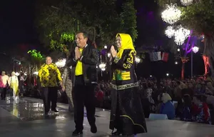 Gubernur Ansar & Istri Tampil Diatas Catwalk Dihadapan Presiden RI dan Undangan