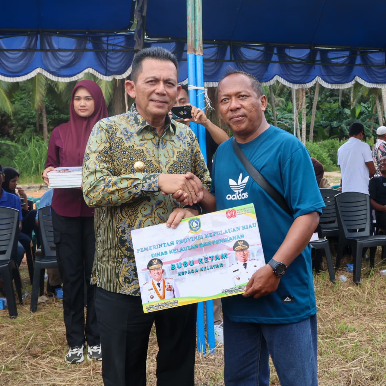 Gubernur Ansar dan Ketua DPRD Kepri Serahkan Bantuan untuk Nelayan di Pulau Kasu