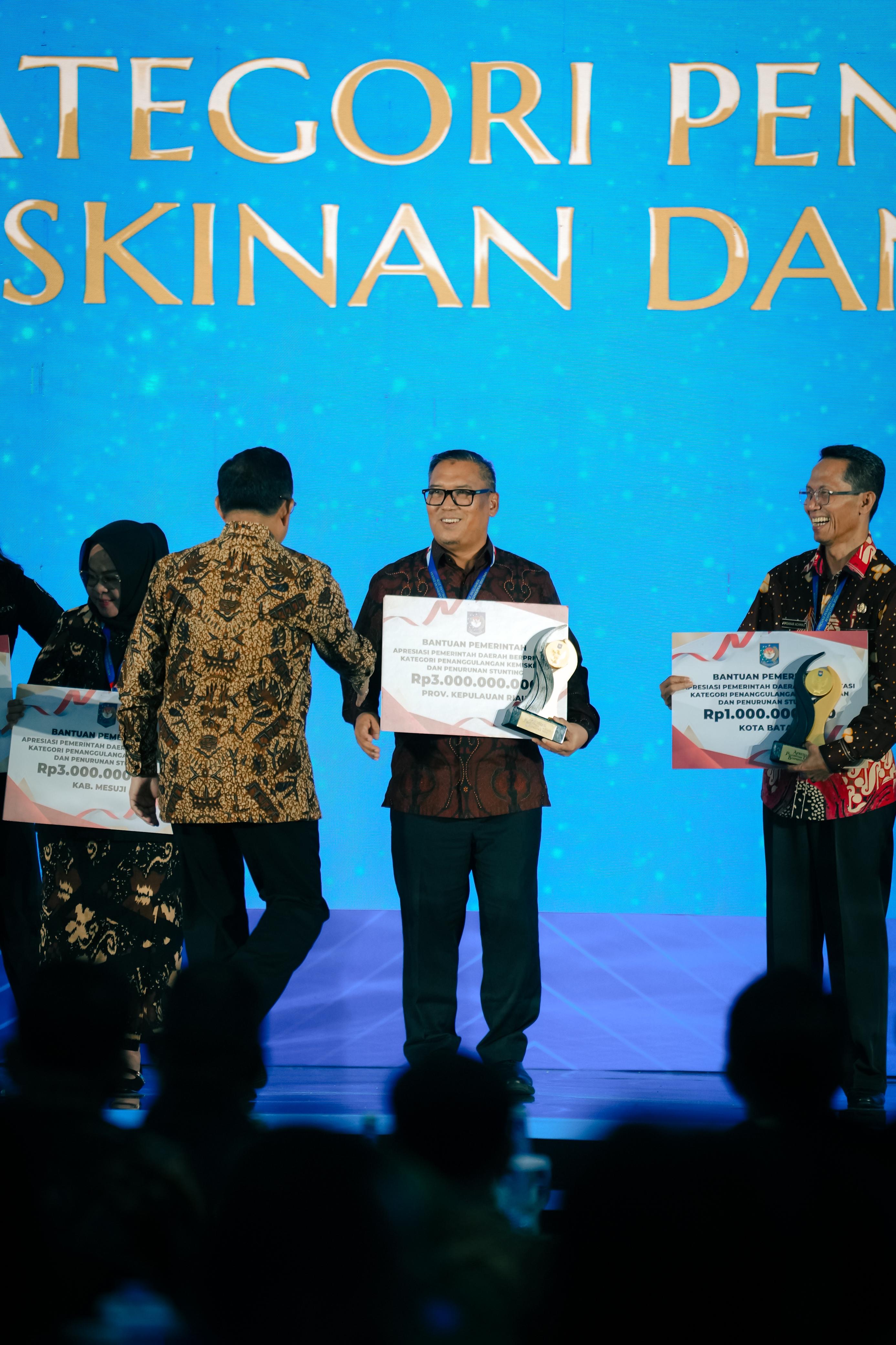 Pemprov Kepulauan Riau Raih Penghargaan Terbaik 1 Penanggulangan Kemiskinan dan Stunting tingkat Nasional