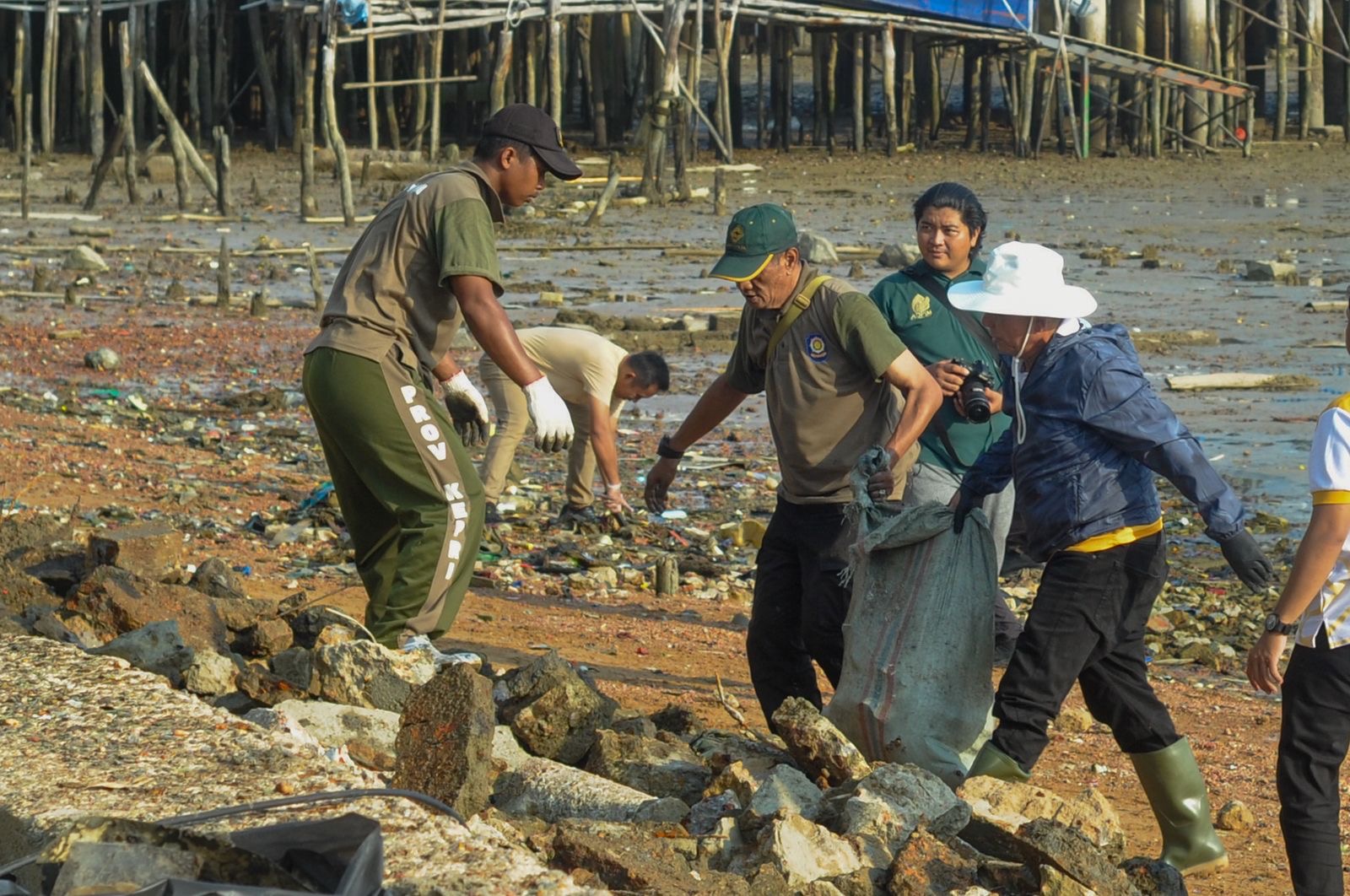 Ngabuburit Sambil Goro, Gubernur Ansar Pimpin Aksi Bersih Laut di Pulau Penyengat