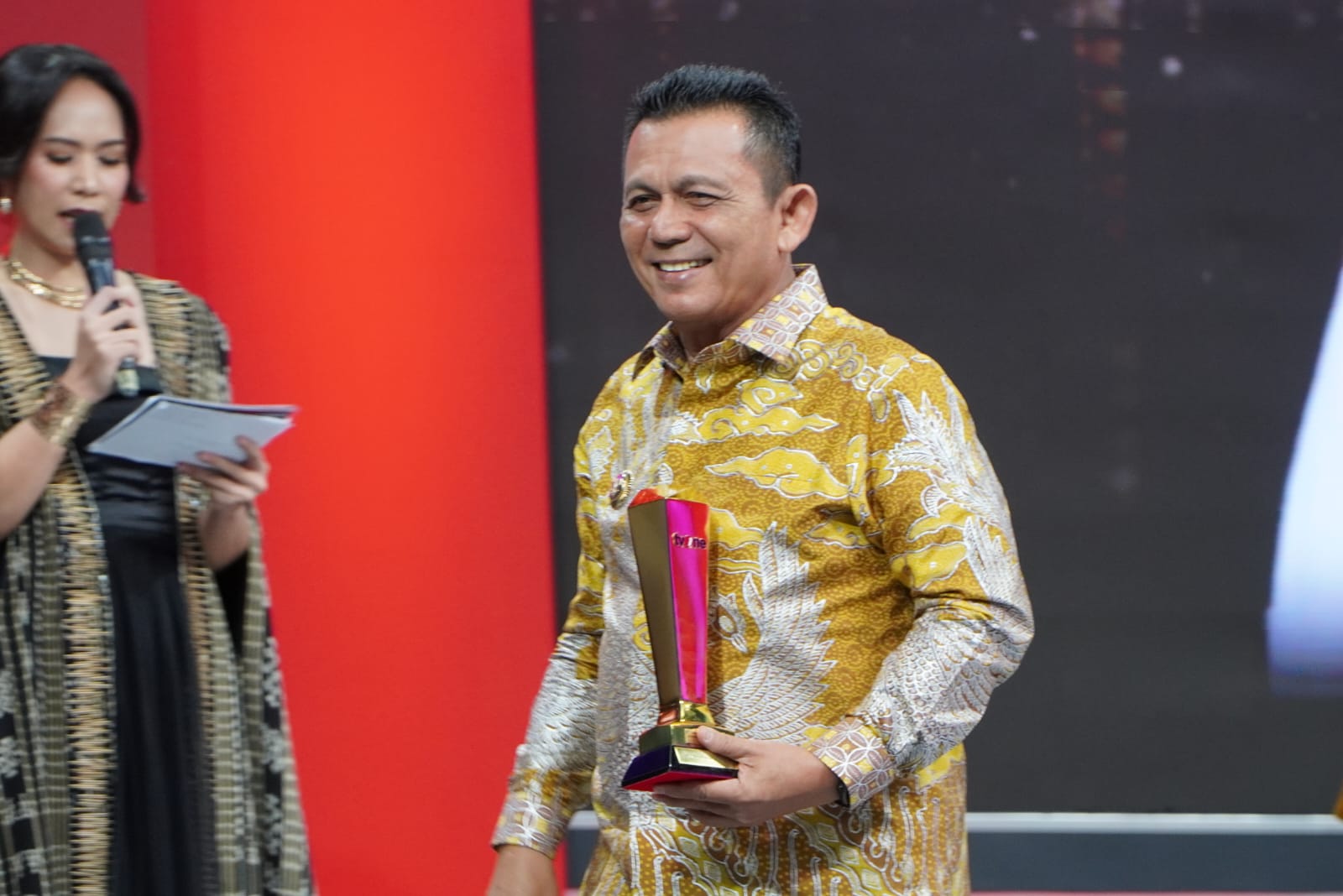 Gubernur Ansar Menerima Penghargaan Inovator Ekonomi Inklusif Daerah