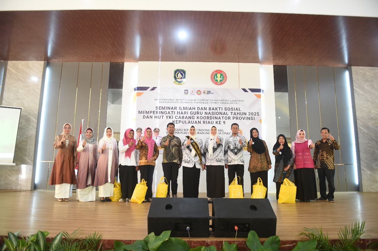 Dewi Ansar Dikukuhkan Sebagai Bunda Guru Provinsi Kepri