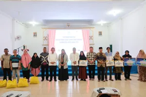 Bantu Penuhi Kebutuhan Masyarakat Selama Puasa, Gubernur Ansar Serahkan 1.300 Paket Sembako di Lingga