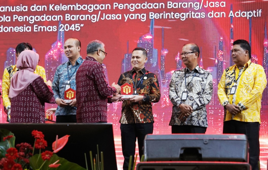 Pemprov Kepri Raih Penghargaan UKPBJ Proaktif dengan Capaian UMK Tertinggi