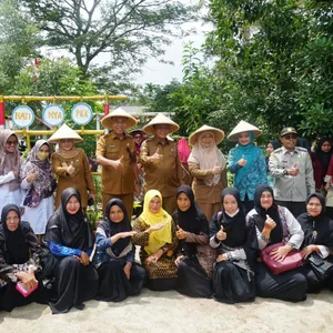 Upaya Kendalikan Inflasi, Gubernur Ansar Serahkan Bantuan Pertanian di Kabupaten Natuna