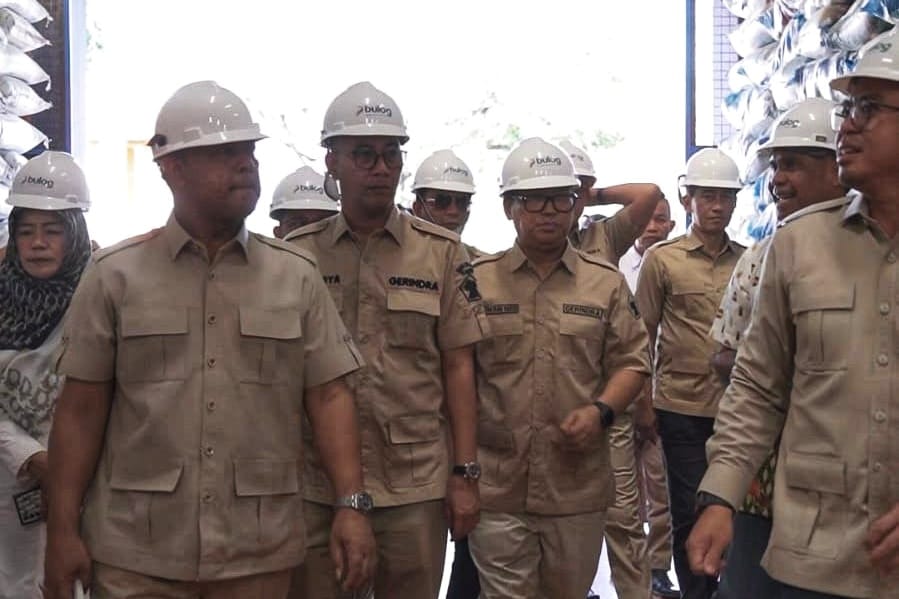 Pastikan Ketahanan Pangan Kepri Aman, Wagub Nyanyang Dampingi Endipat Wijaya Kunjungi Perum Bulog Batam