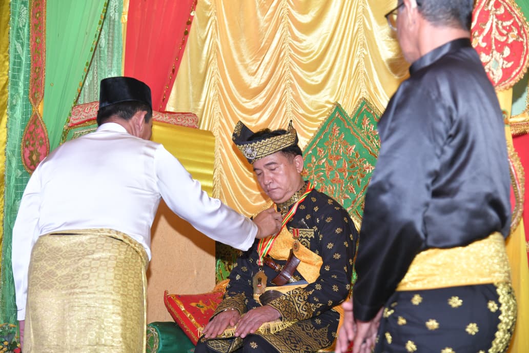 Menko Yusril Ihza Mahendra Terima Gelar Adat “Dato’ Seri Indera Nara Wangsa” dari LAM Kepri