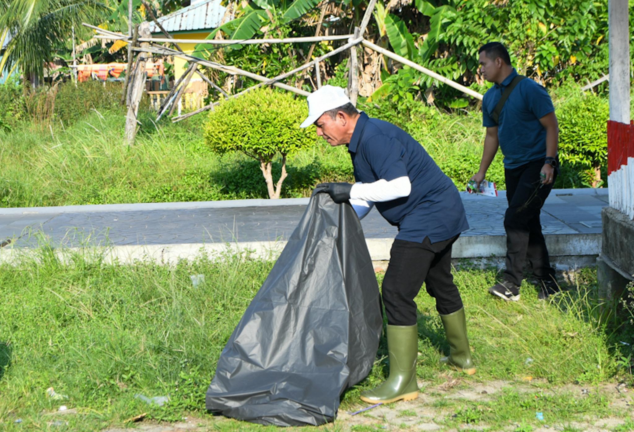 Gubernur Ansar Pimpin Gotong Royong di Pulau Penyengat, Dorong Gerakan Wisata Bersih dan Regeneratif