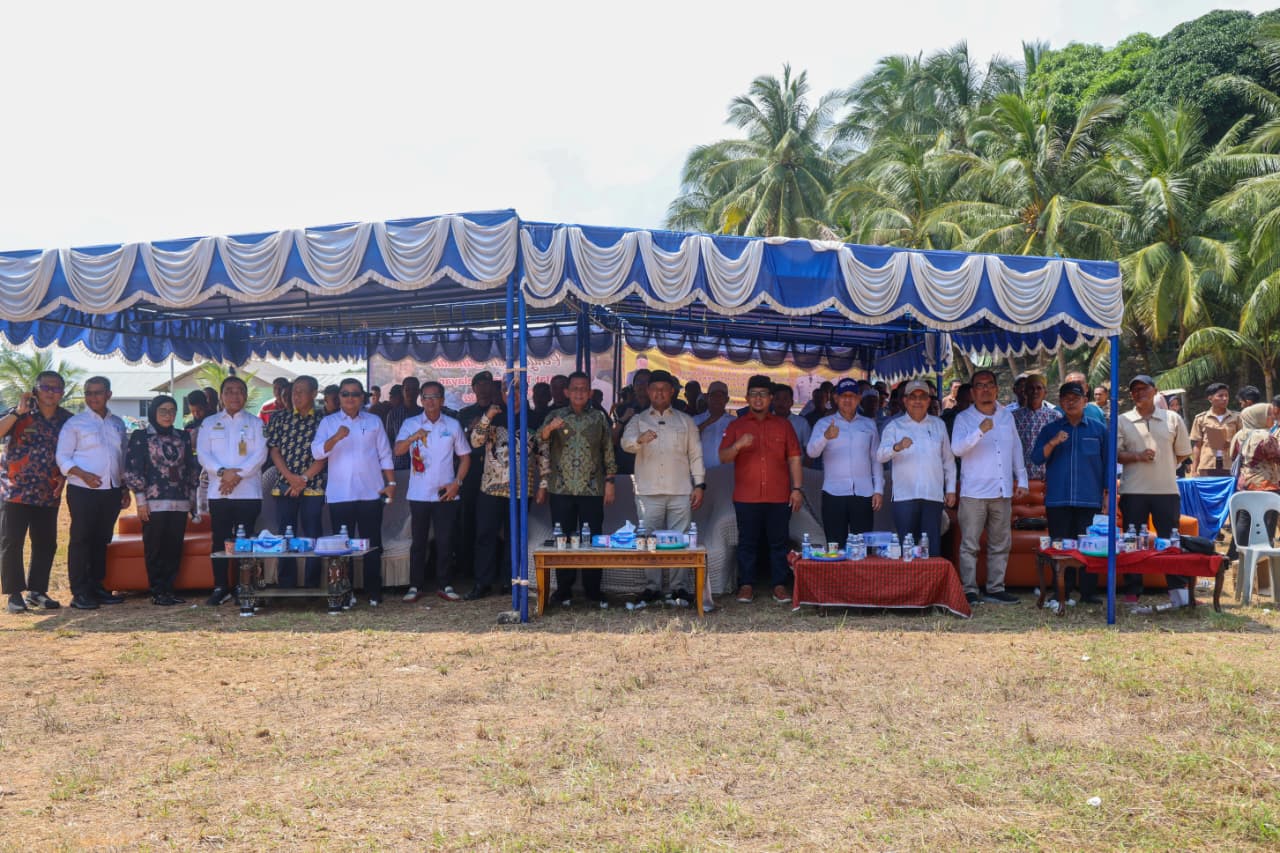 Gubernur Ansar dan Ketua DPRD Kepri Serahkan Bantuan untuk Nelayan di Pulau Kasu