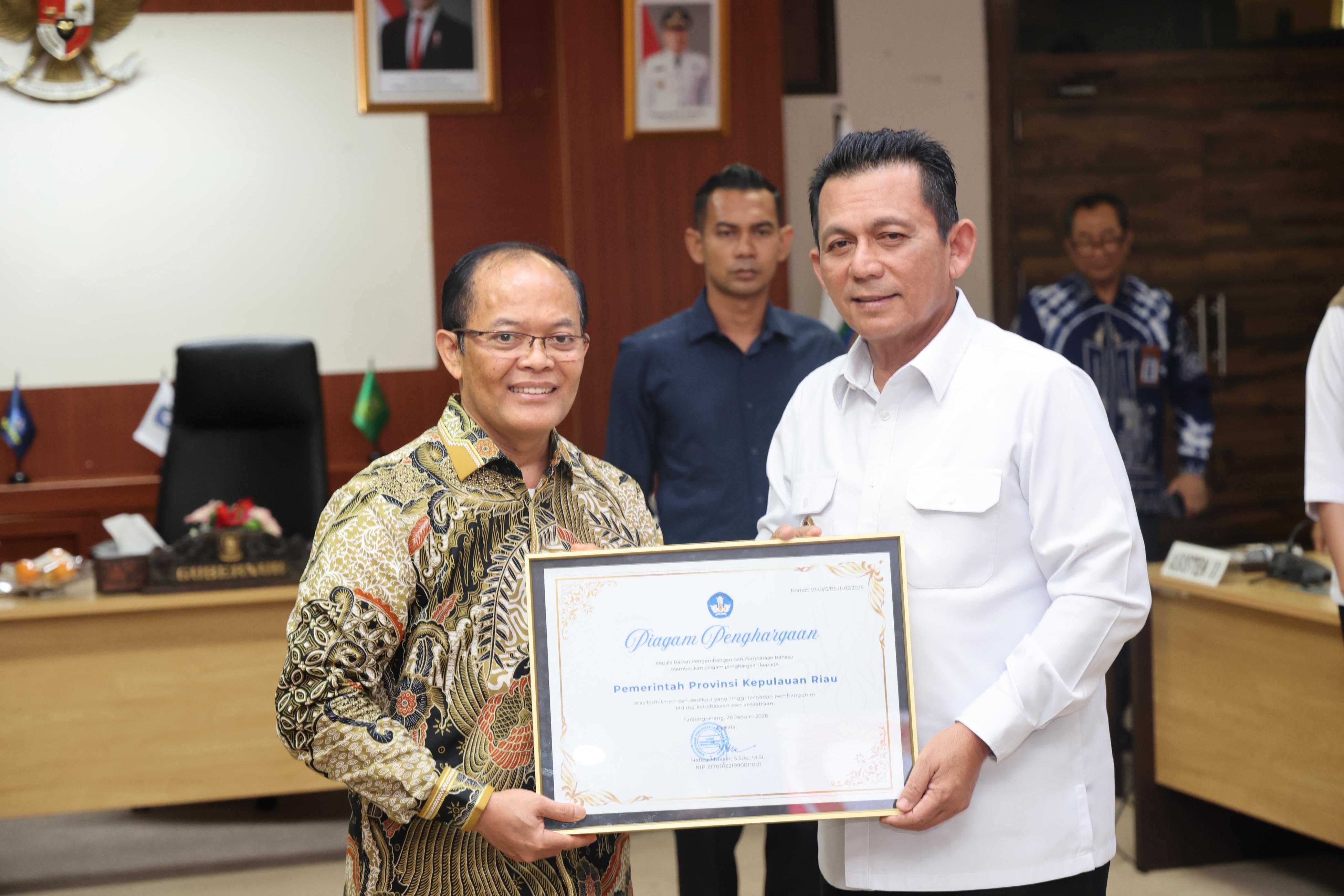 Gubernur Ansar Teken Nota Kesepakatan Penguatan Penggunaan Bahasa Indonesia di Kepri