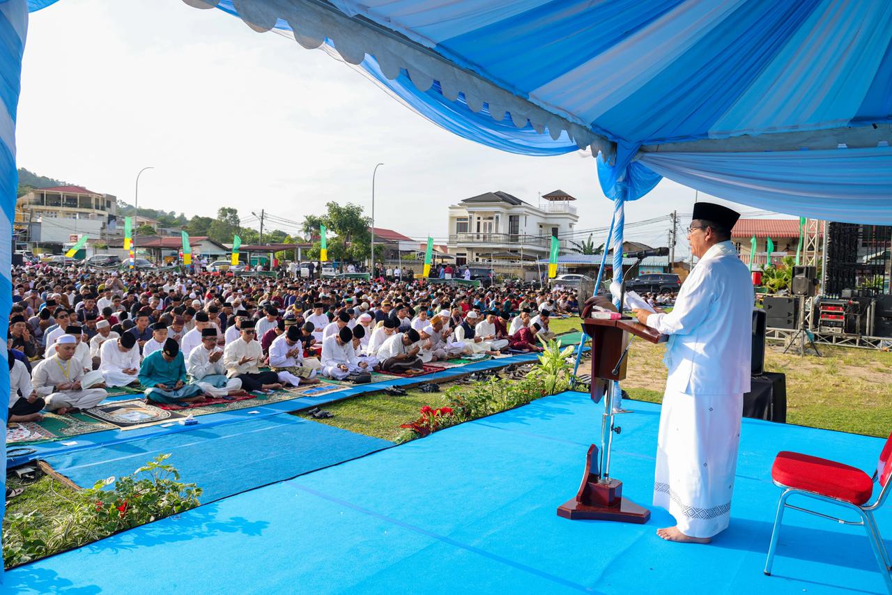 Gubernur Ansar Sholat Idulfitri Bersama Masyarakat Batam