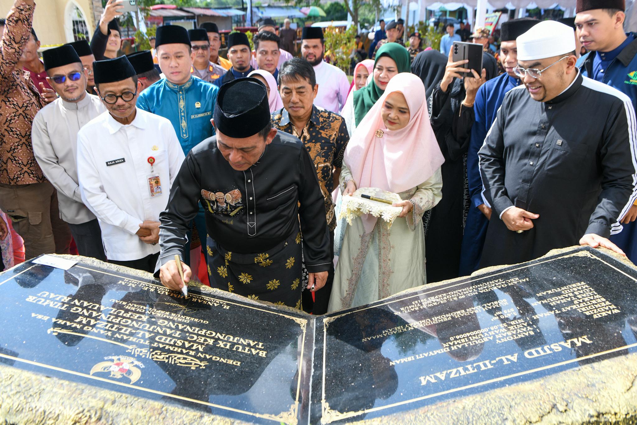 Penuh Khidmat, Gubernur Ansar dan Jamaah Hadiri Tabligh Akbar Masjid Al-Iltizam