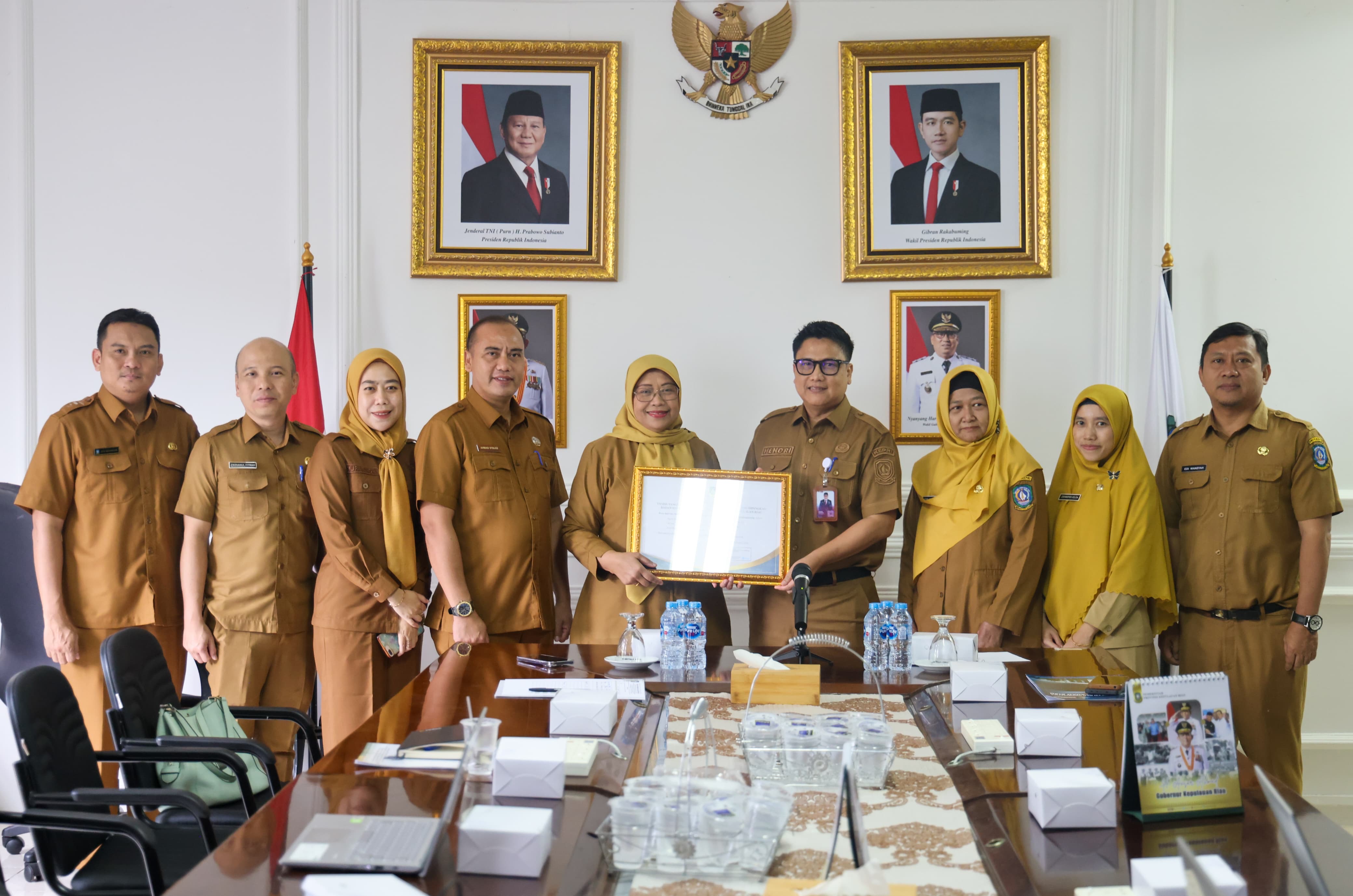 Dorong Transparansi Anggaran, Diskominfo Kepri Serahkan Rekomendasi Integrasi TTE SIPANGKAS ke BKAD