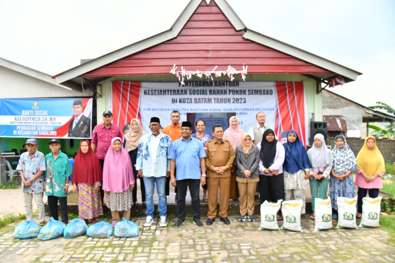 Gubernur Ansar Serahkan Bantuan Sosial Bagi Warga Kavling Lama Kota Batam