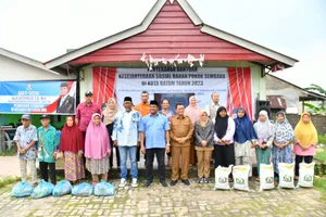 Gubernur Ansar Serahkan Bantuan Sosial Bagi Warga Kavling Lama Kota Batam
