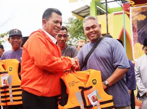 Gubernur Ansar Serahkan Life Jacket, Ring Buoy & Becak Listrik Untuk Masyarakat Penyengat dari Kemenhub RI