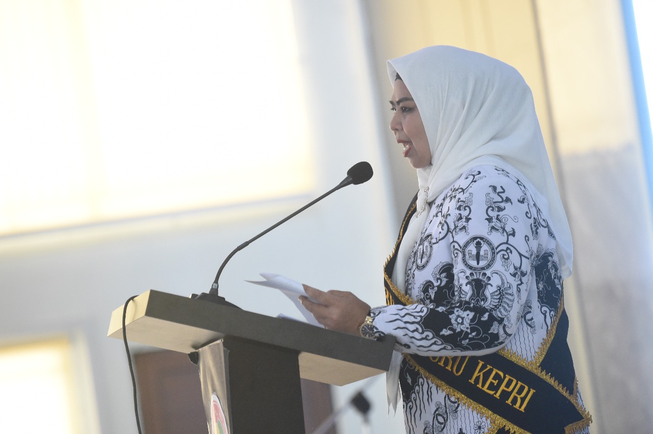 Dewi Ansar Dikukuhkan Sebagai Bunda Guru Provinsi Kepri