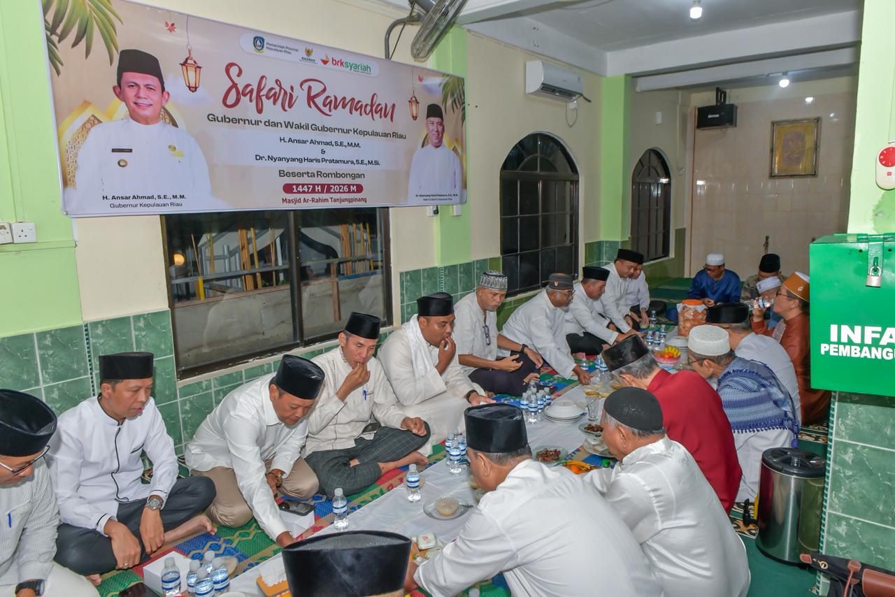 Gubernur Ansar Safari Ramadhan di Masjid Ar-Rahim, Serahkan Bantuan Rp500 Juta untuk Rumah Ibadah