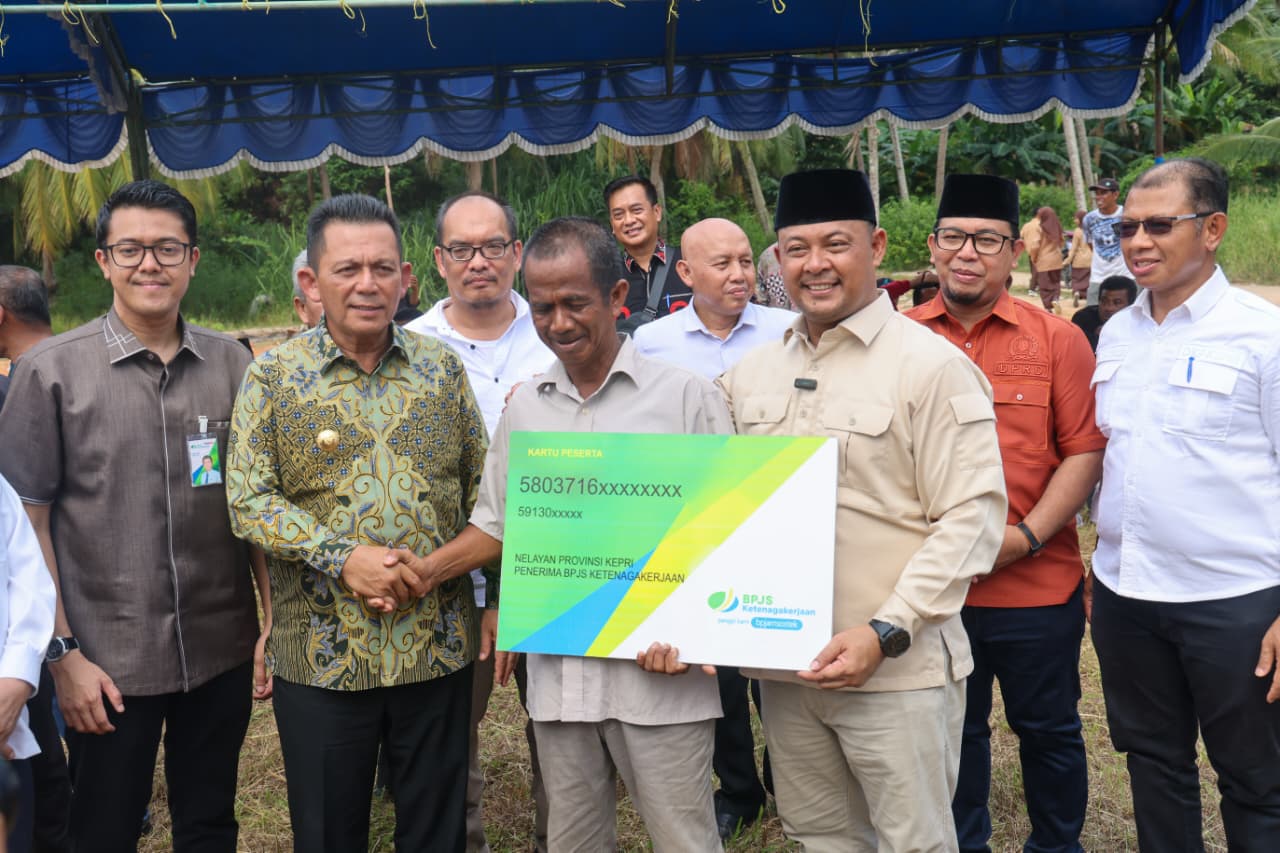 Gubernur Ansar dan Ketua DPRD Kepri Serahkan Bantuan untuk Nelayan di Pulau Kasu