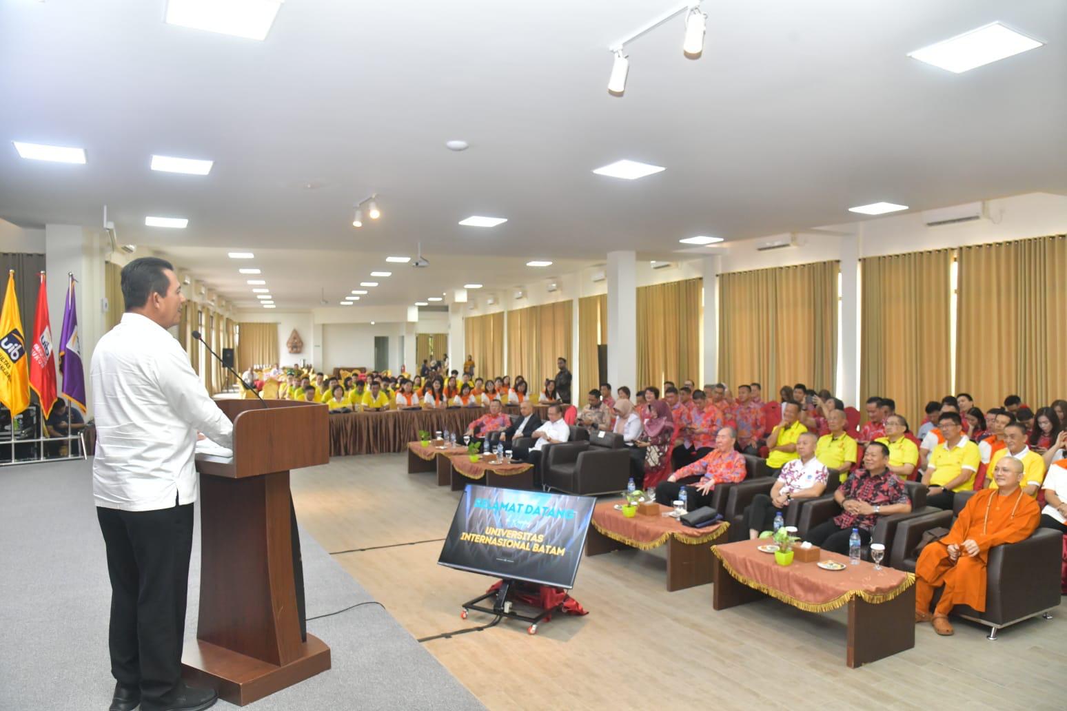 Pemprov Kepri Serahkan Bantuan Kendaraan Operasional untuk Lembaga Sosial dan Pendidikan di Batam