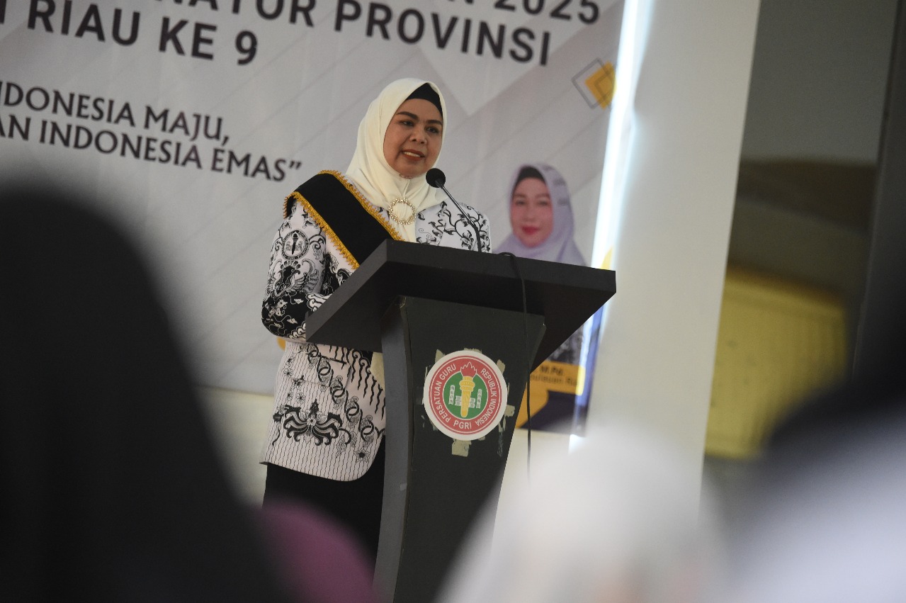 Dewi Ansar Dikukuhkan Sebagai Bunda Guru Provinsi Kepri