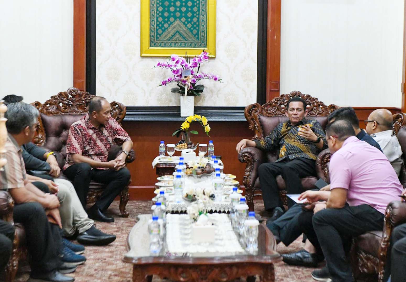 Gubernur Ansar Terima Kunjungan GM PT PLN Persero WRKR Yang Baru
