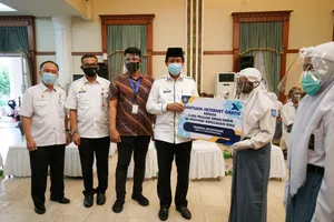 Gubernur Isdianto Serahkan Bantuan Paket Internet Gratis