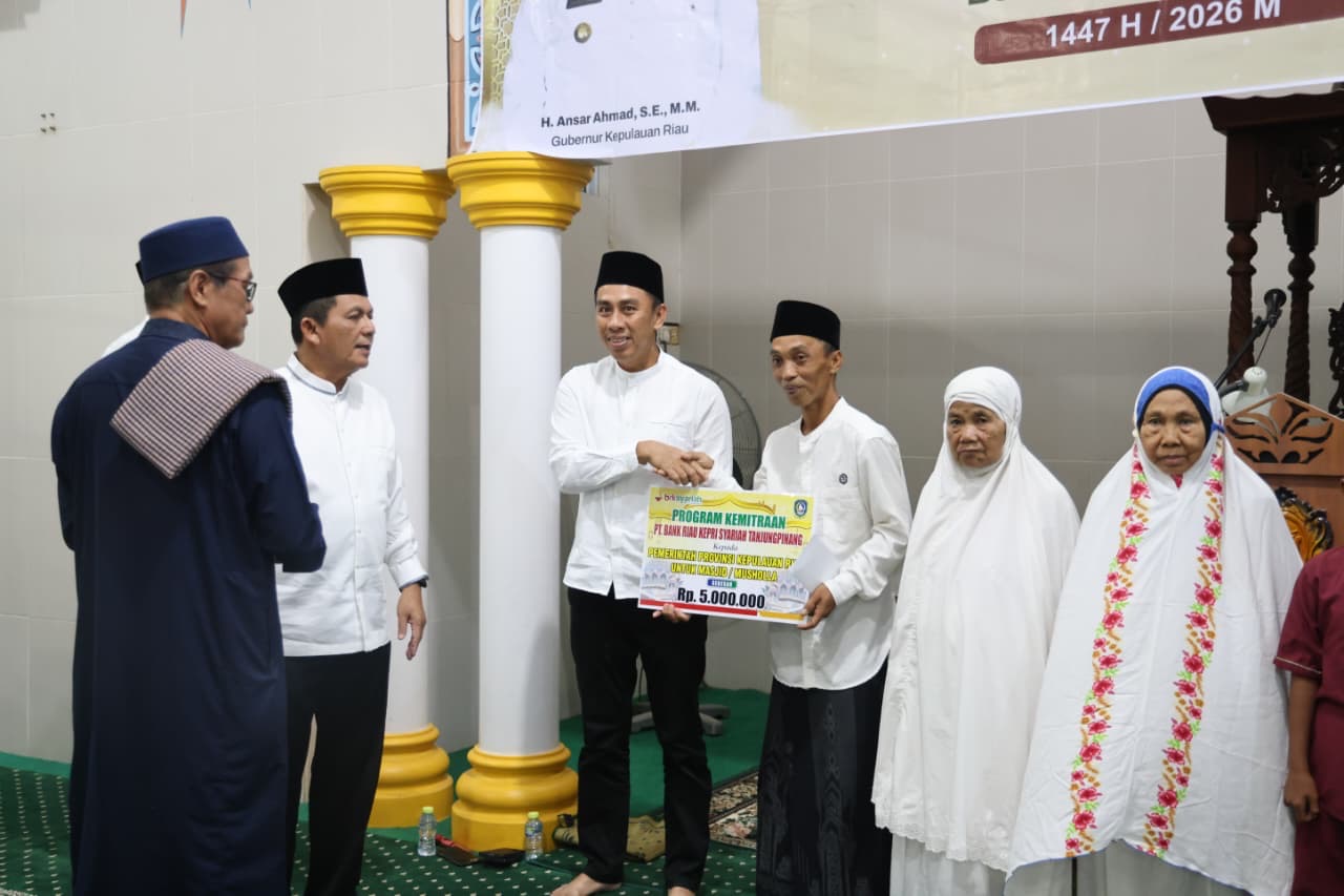Safari Ramadan Malam ke-17, Gubernur Ansar Kunjungi Masjid Al-Maghfiroh Tanjungpinang