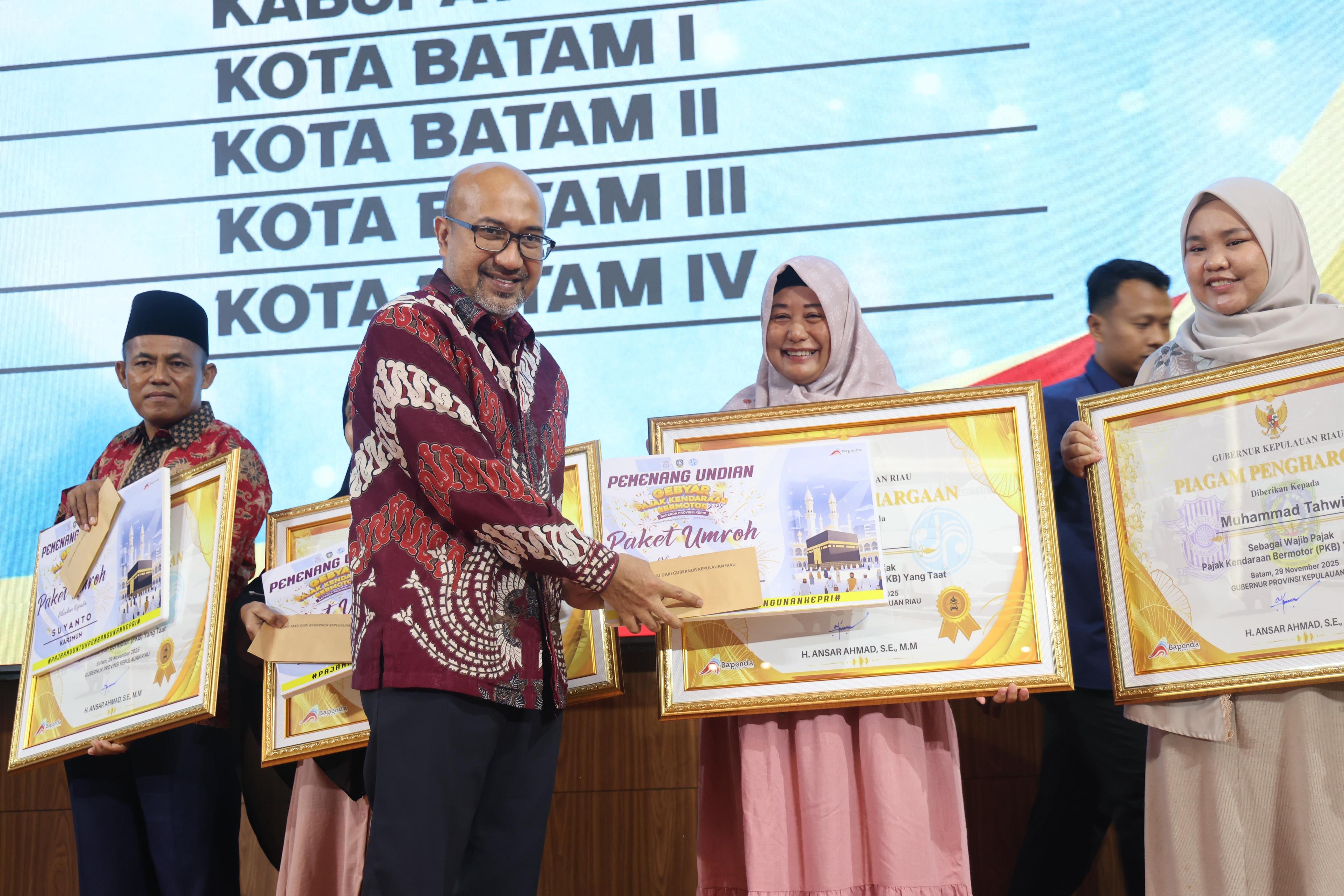 Gubernur Ansar Serahkan Apresiasi Penghargaan Program Gebyar Pajak Kepri 2025